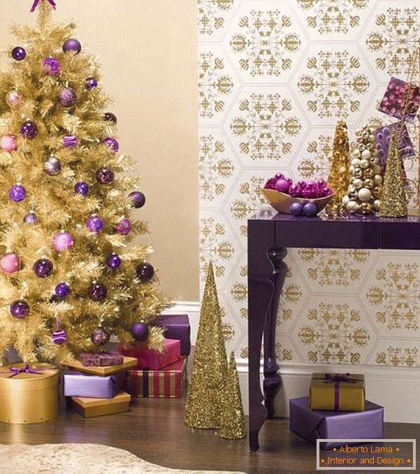 Ozdoby świąteczne w odcieniach złota i fioletu