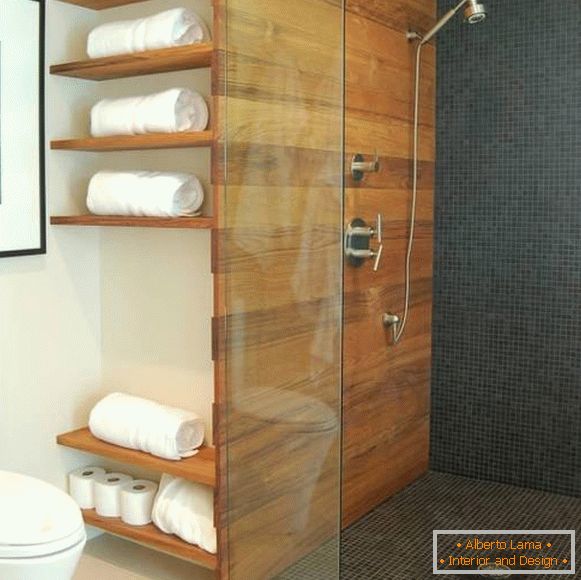 Łazienka z drewnianymi półkami