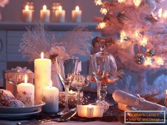Piękny stół noworoczny - fotografia inspirująca dekoracjami