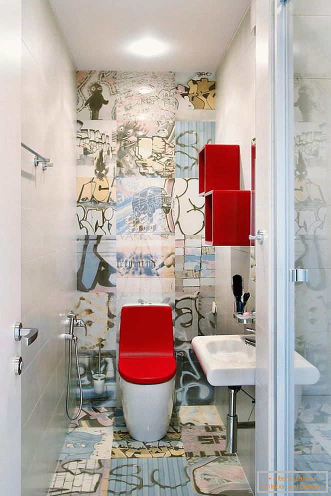 Toaleta z jaskrawo czerwoną pokrywą w ekstrawagancką toaletę