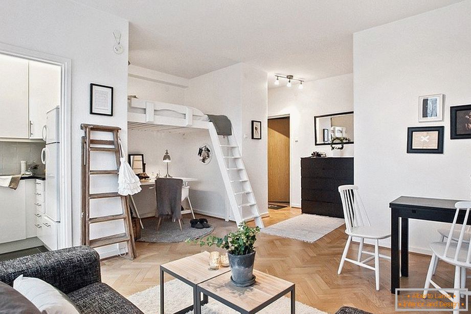 Apartament o powierzchni 29 metrów kwadratowych z wysokimi sufitami w Göteborgu