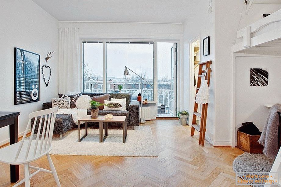Apartament o powierzchni 29 metrów kwadratowych z wysokimi sufitami w Göteborgu