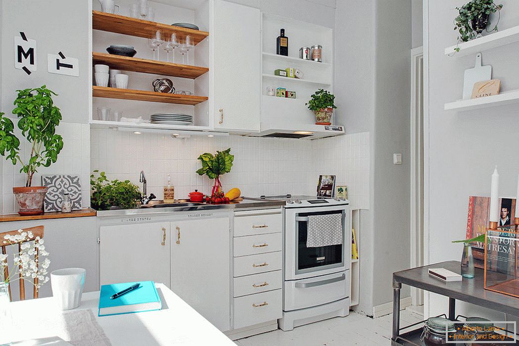 Wnętrze małej kuchni w kolorze białym