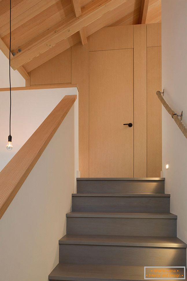 Wnętrze mały drewniany dom - лестница
