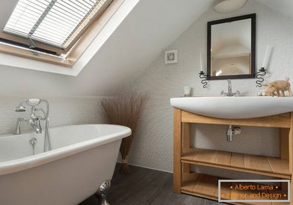 Piękna mała łazienka w stylu loftu