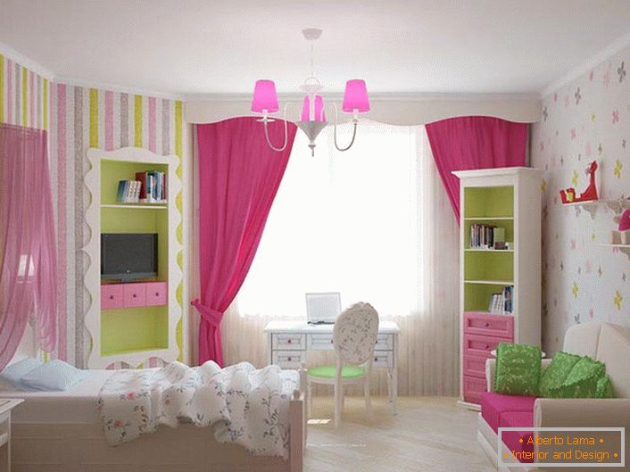 Pokój młodej księżniczki jest urządzony w klasycznych dziewczęcych kolorach. Akcenty w kolorze jasnoróżowym sprawiają, że wnętrze jest jasne i kolorowe. 