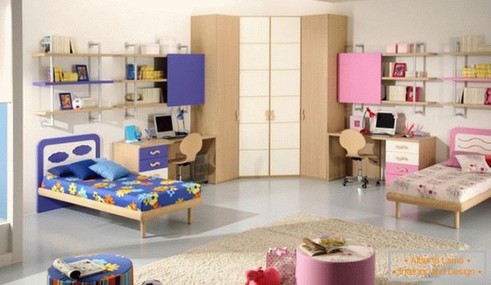 Pokój dziecięcy urządzony jest w niebieskich i różowych kolorach. Idealny projekt pokoju dla dziewczynki i chłopca.