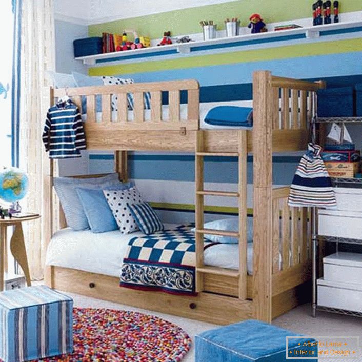 Mały pokój dziecięcy dla chłopców urządzony jest w skandynawskim stylu.