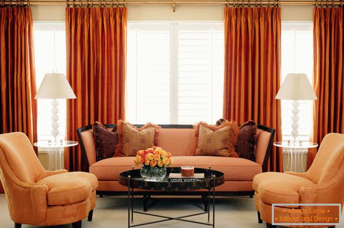 Przykład idealnego połączenia przezroczystych rzymskich zasłon i ciężkich zasłon z gobelinem w kolorze wnętrza salonu i mebli.