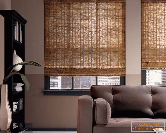 Podnoszone zasłony wykonane z bambusa - nietypowa wersja aranżacji nowoczesnego przestronnego salonu lub biura.