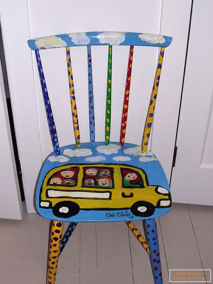 Kolorowe krzesło z wzorem