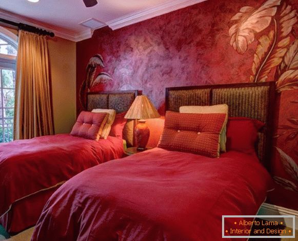 Czerwona Wenecka sztukateryjna fotografia we wnętrzu sypialni