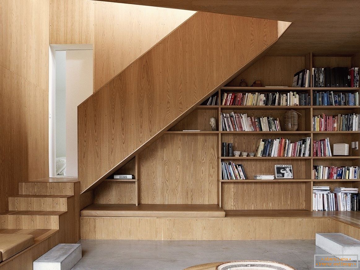 Półki na książki pod schodami