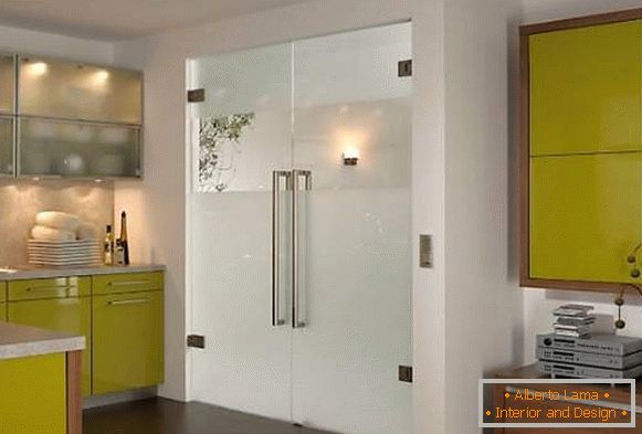 Dwuskrzydłowe kuchenne drzwi ze szkłem - zdjęcie we wnętrzu
