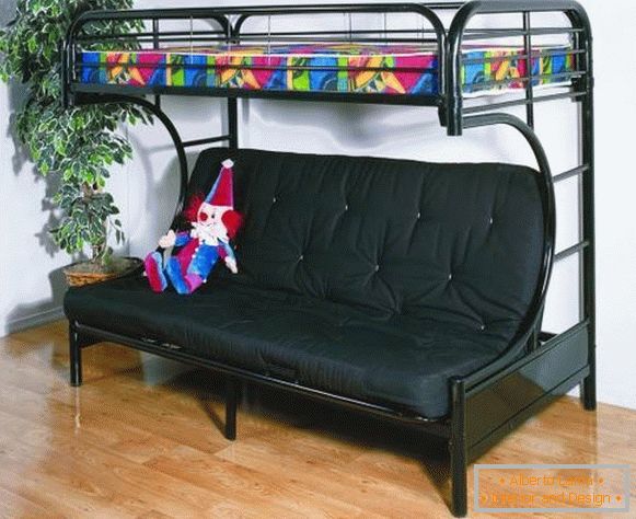 Łóżko czarne na poddaszu z sofą we wnętrzu