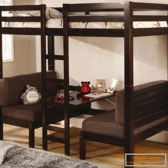 Łóżko na poddaszu z dwiema sofami na dole