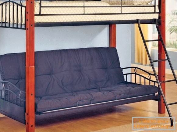 Łóżko strychu wykonane z drewna i metalu