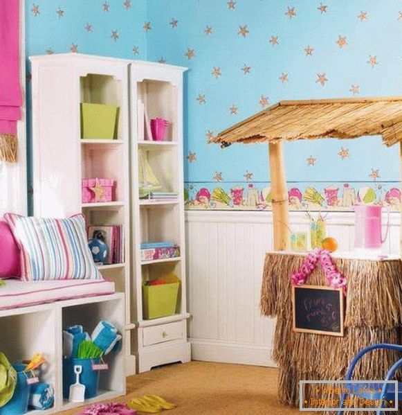Różowe i niebieskie tapety i panele na ścianach w pokoju dziecięcym