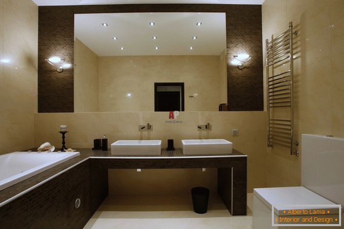 Łazienka w minimalistycznym stylu jest utrzymana w jasnych beżowych i brązowych odcieniach. 