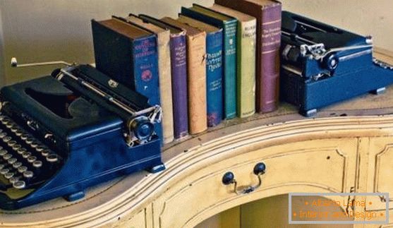 Wystrój w stylu vintage: książki i maszyny do pisania