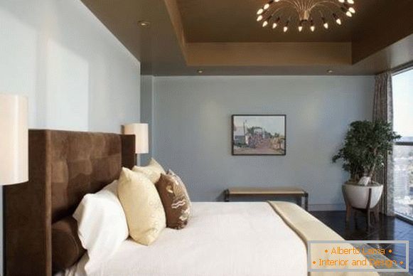 Sypialnia z niebieskimi ścianami i brązowymi detalami