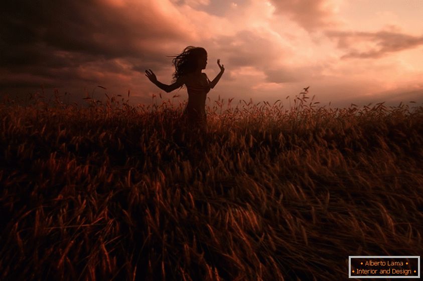 Dziewczyna na polu pszenicy