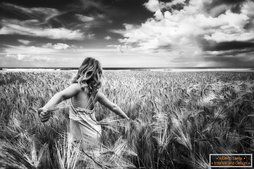 Czarno-białe zdjęcie dziewczyny w polu pszenicy