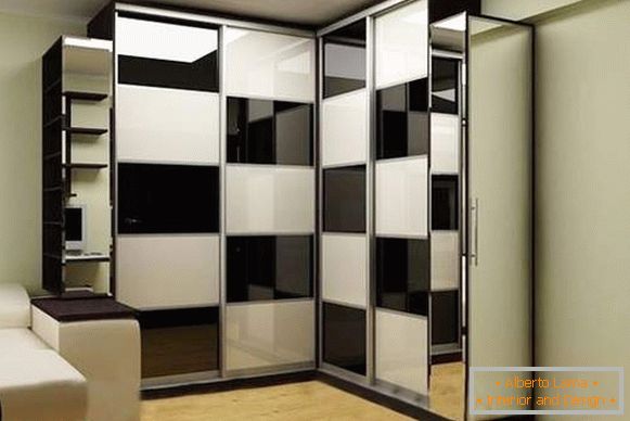 Narożne wbudowane szafy w przedziale w salonie czarno-białym