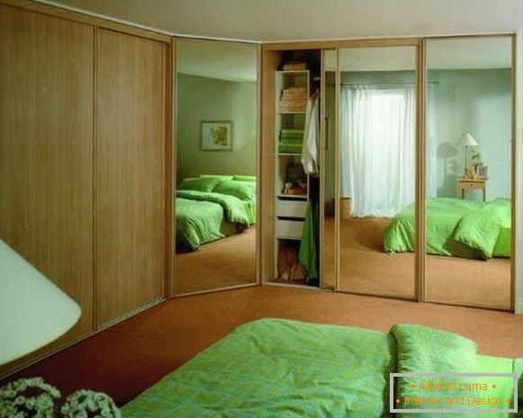 Szafa narożna z wbudowaną szafą w sypialni z lustrzanymi drzwiami
