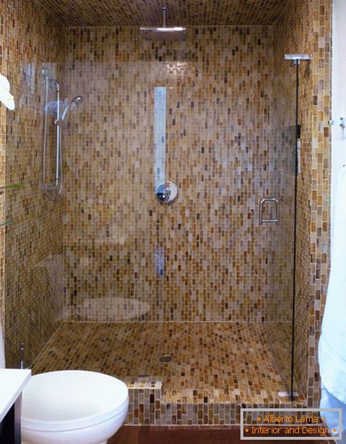 Mozaika na ścianach w łazience