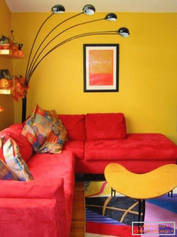 Czerwona kanapa w żółtym salonie