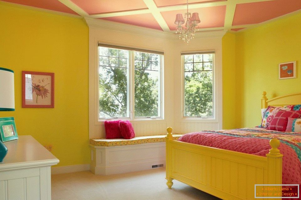 Żółte ściany i różowy sufit