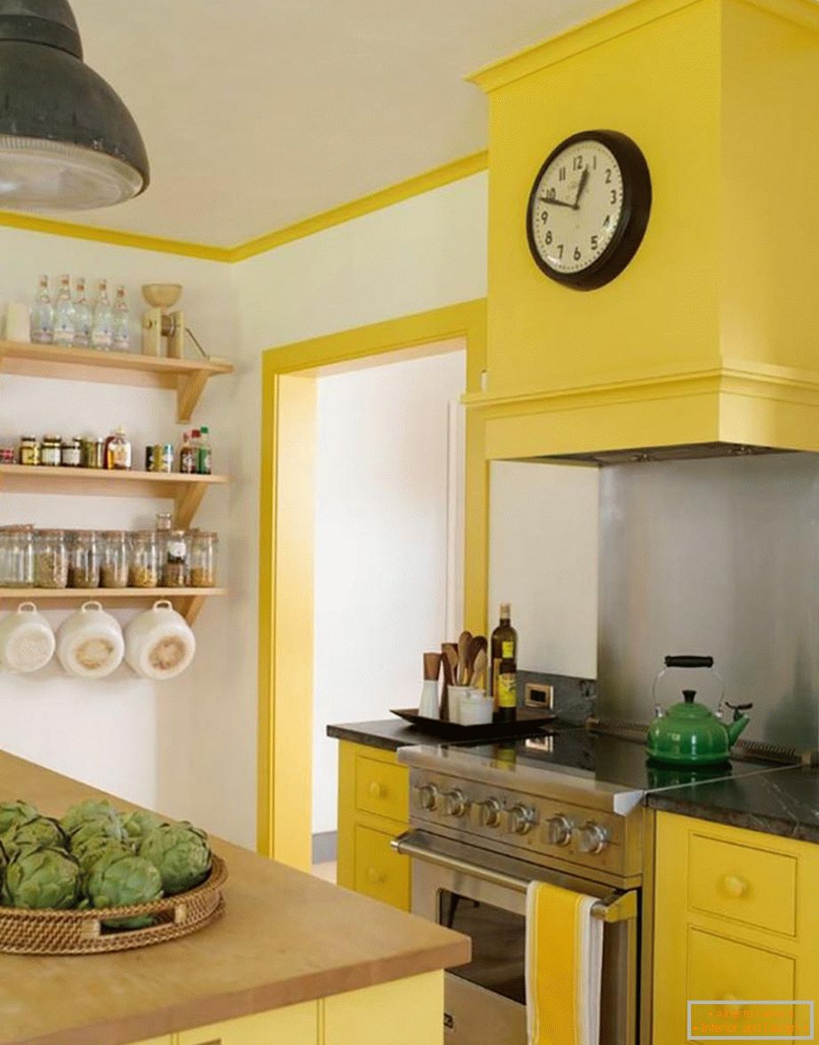 Kombinacja białych, szarych i żółtych kolorów w kuchni