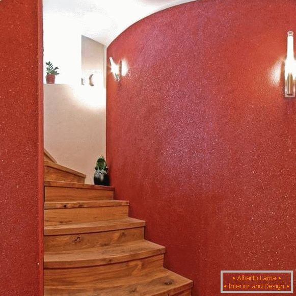 Czerwona ciekła tapeta w korytarzu w wnętrzu - fotografia schody