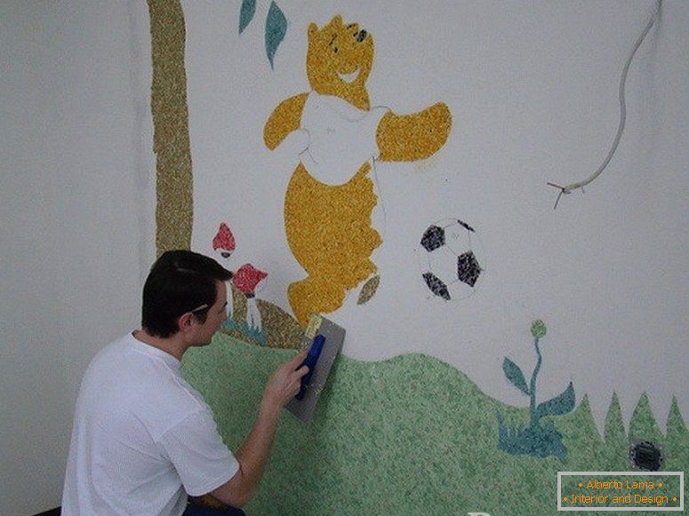 Mężczyzna zwraca Kubusia Puchatka na ścianie w pokoju dziecinnym